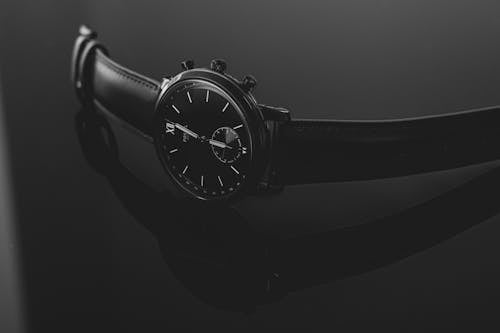 黑白模拟手表