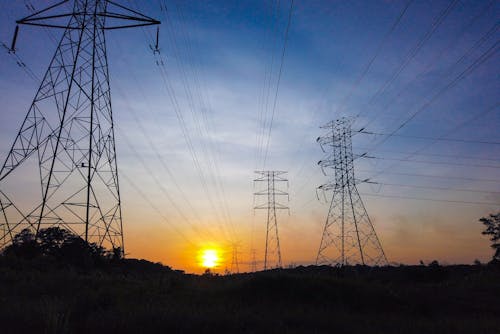 Silhueta De Torres Elétricas Durante O Pôr Do Sol