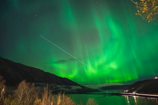 Nacht & Nordlicht im Universum – Lebendige Kosmos-Aufnahme