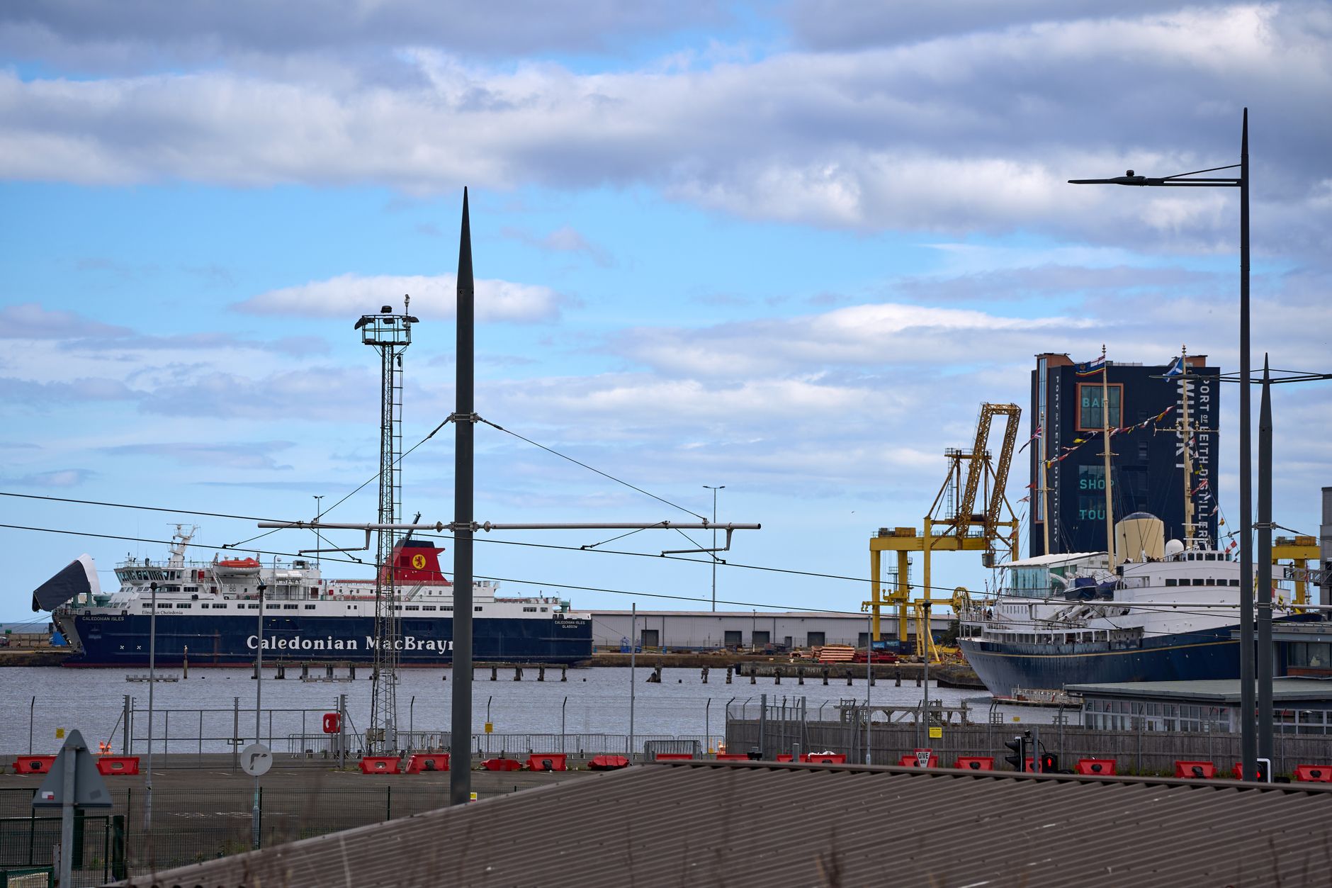 Ardrossan limanında tahliye edilen MV Caledonian Isles feribotu
