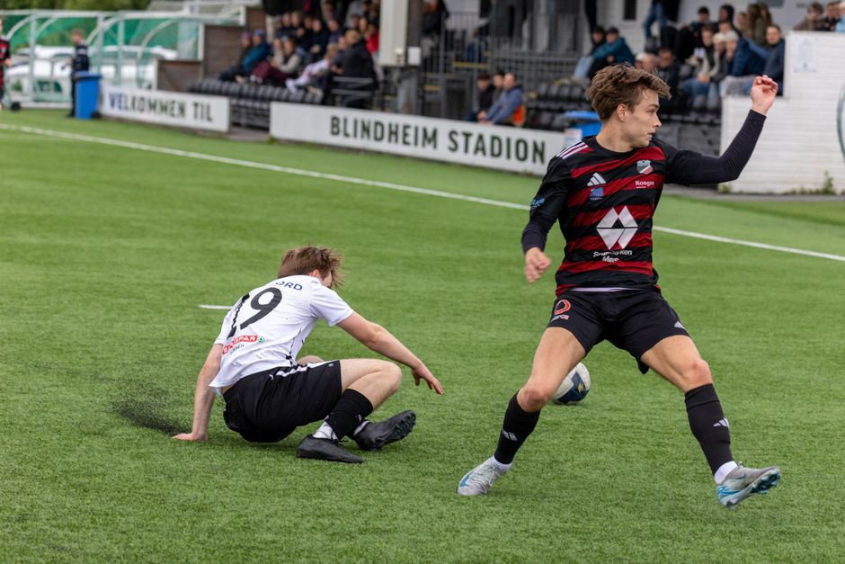 soccer defender sliding tackle