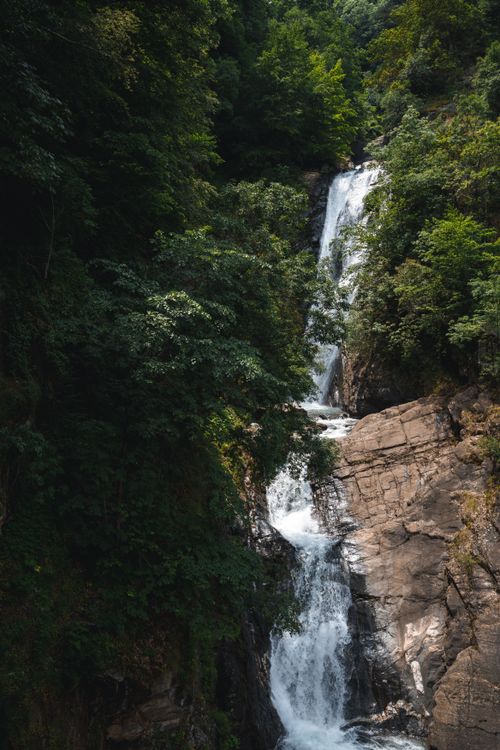 Free Captivating waterfall cascading through rich greenery in Bursa, Türkiye, showcasing nature's tranquility. Stock Photo
