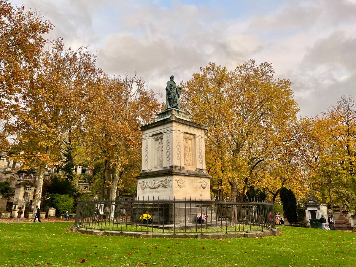 Monument funerar masiv cu statuie pe soclu