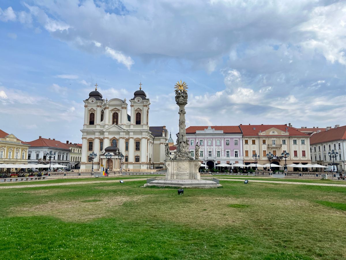 Timișoara - Monumentul Sfânta Treime din Piața Unirii într-o zi însorită