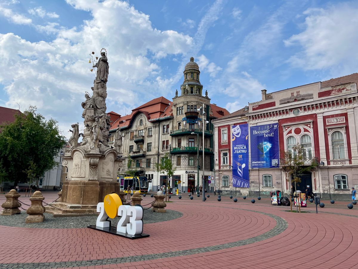 Unde te cazezi în Timișoara - Piața Unirii cu clădirile baroce și monumentul central