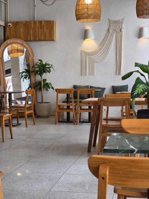 Free Stylish cafe with wooden furniture and plants in İstanbul, perfect for cozy gatherings. Stock Photo