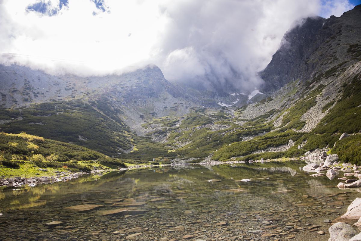 Vale glaciara cu lac si ceata joasa