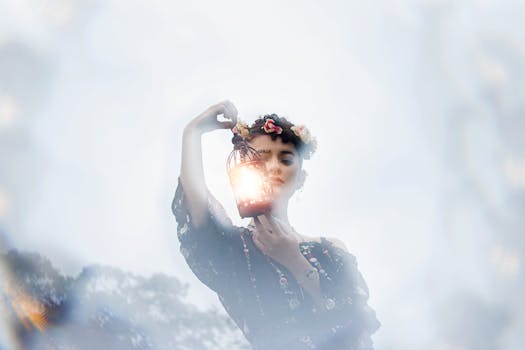 朦胧空灵的环境中，一位穿着花裙的女人手持发光的灯笼，梦幻般迷人