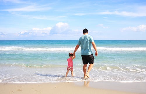 Vater Und Tochter Gehen Am Strand Spazieren