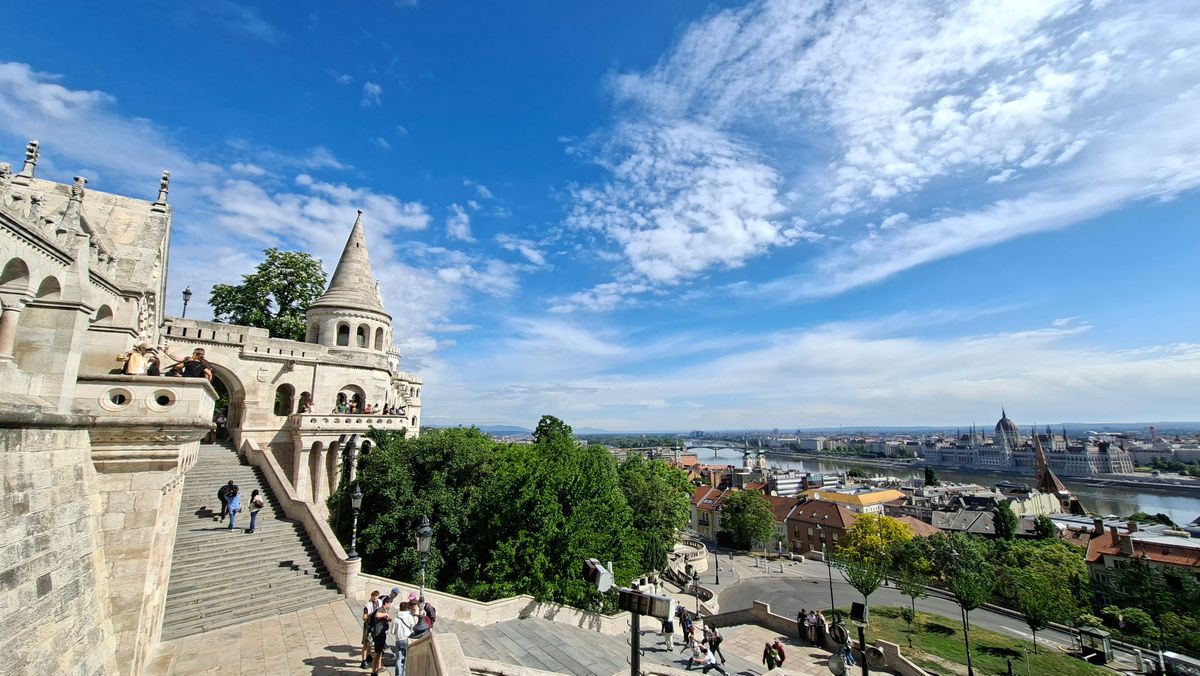 Priveliște spre Dunăre și oraș de la Bastionul Pescarilor
