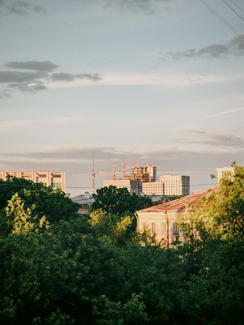Free Capture of Moscow's skyline with a mix of nature and architecture during golden hour. Stock Photo