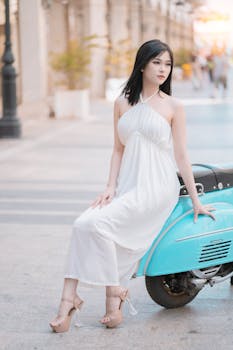 一位优雅的女人坐在城市街道的踏板车上，尽显别致时尚