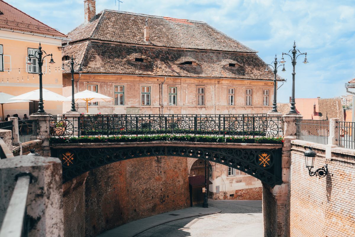 Podul Minciunilor din Sibiu, de fonta, si Casa Artelor