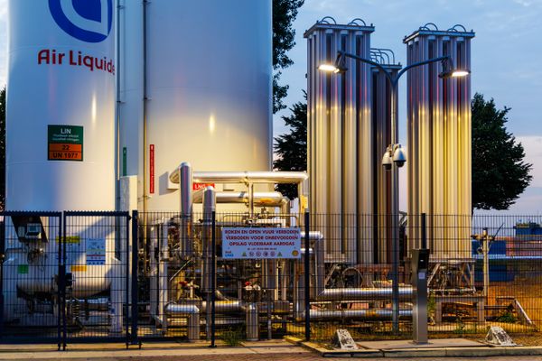 Instalación industrial con equipos y tanques de gas al atardecer
