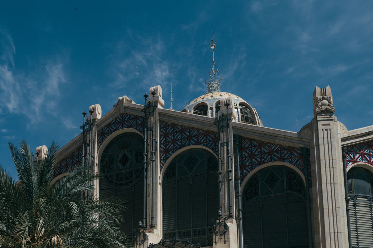 Exteriorul Mercado Central, cu azulejos si vitralii