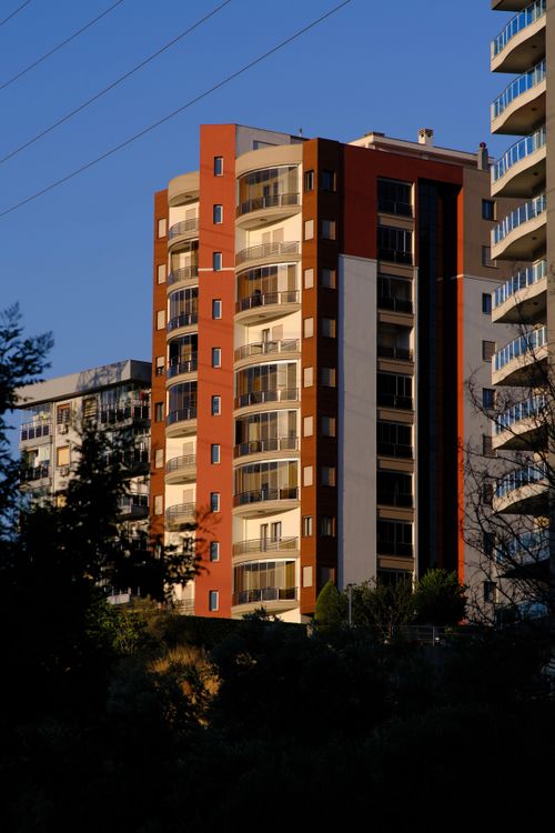 Free A modern residential building in İzmir, Türkiye, captured in warm sunset lighting. Stock Photo