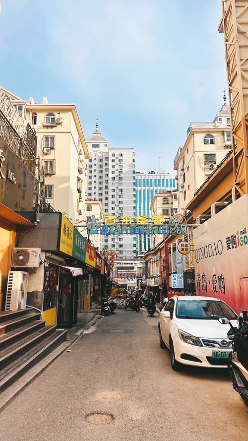 Free A vibrant street view in a Chinese city market, showcasing shops and urban architecture. Stock Photo