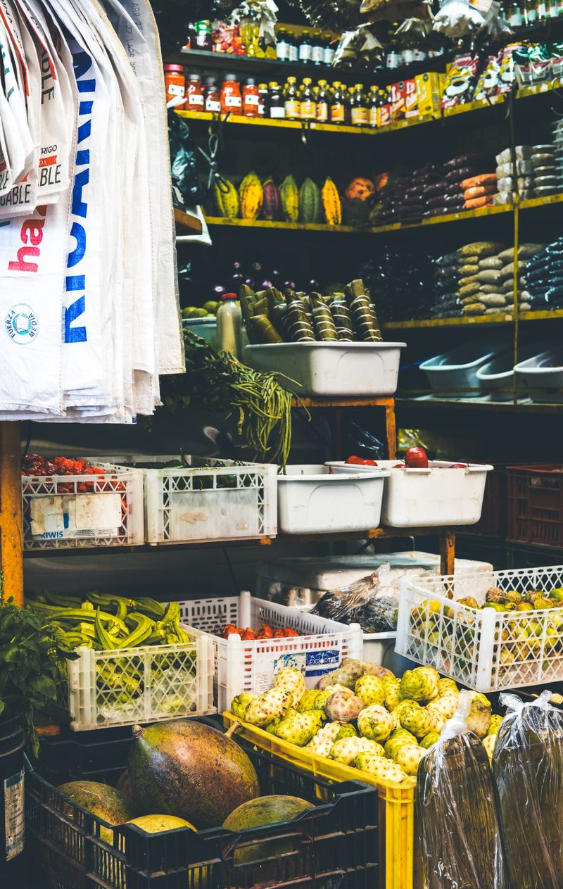 Puesto de frutas y verduras en un mercado colombiano