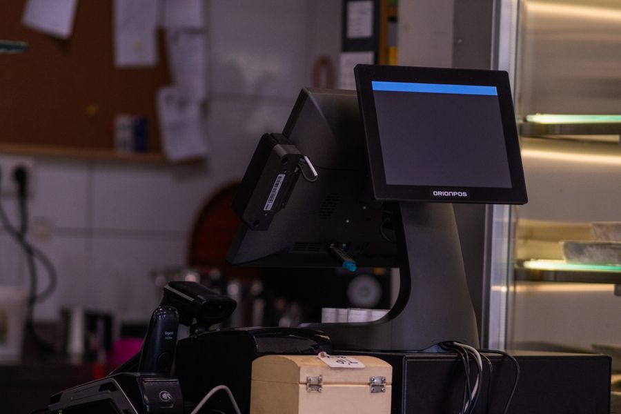 A modern point of sale system setup in an İzmir café, ready for transactions.