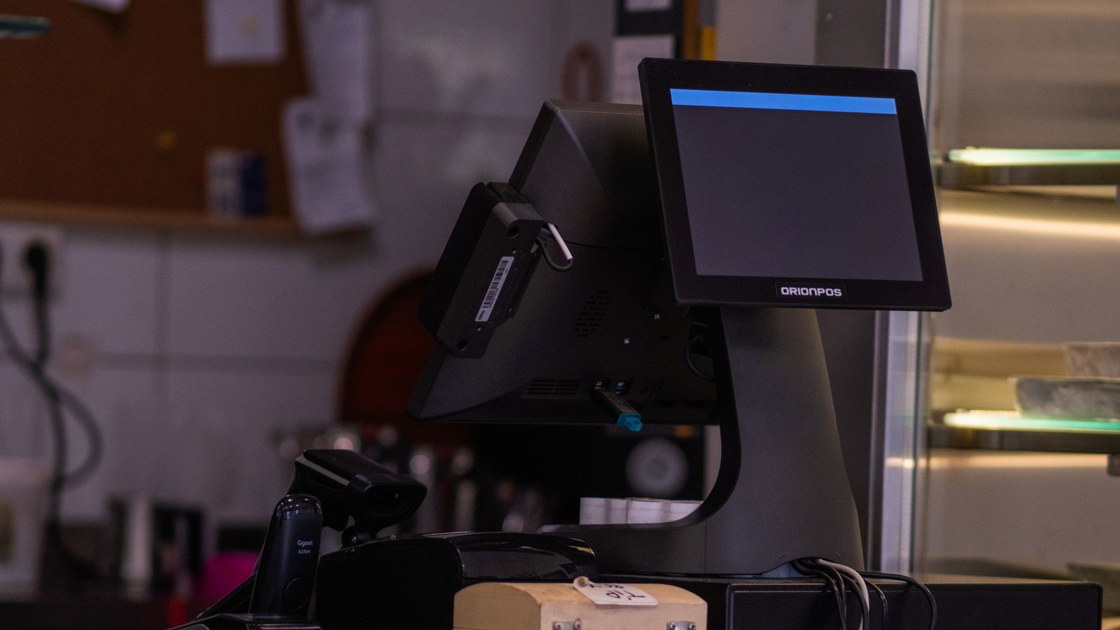 A modern point of sale system setup in an İzmir café, ready for transactions.