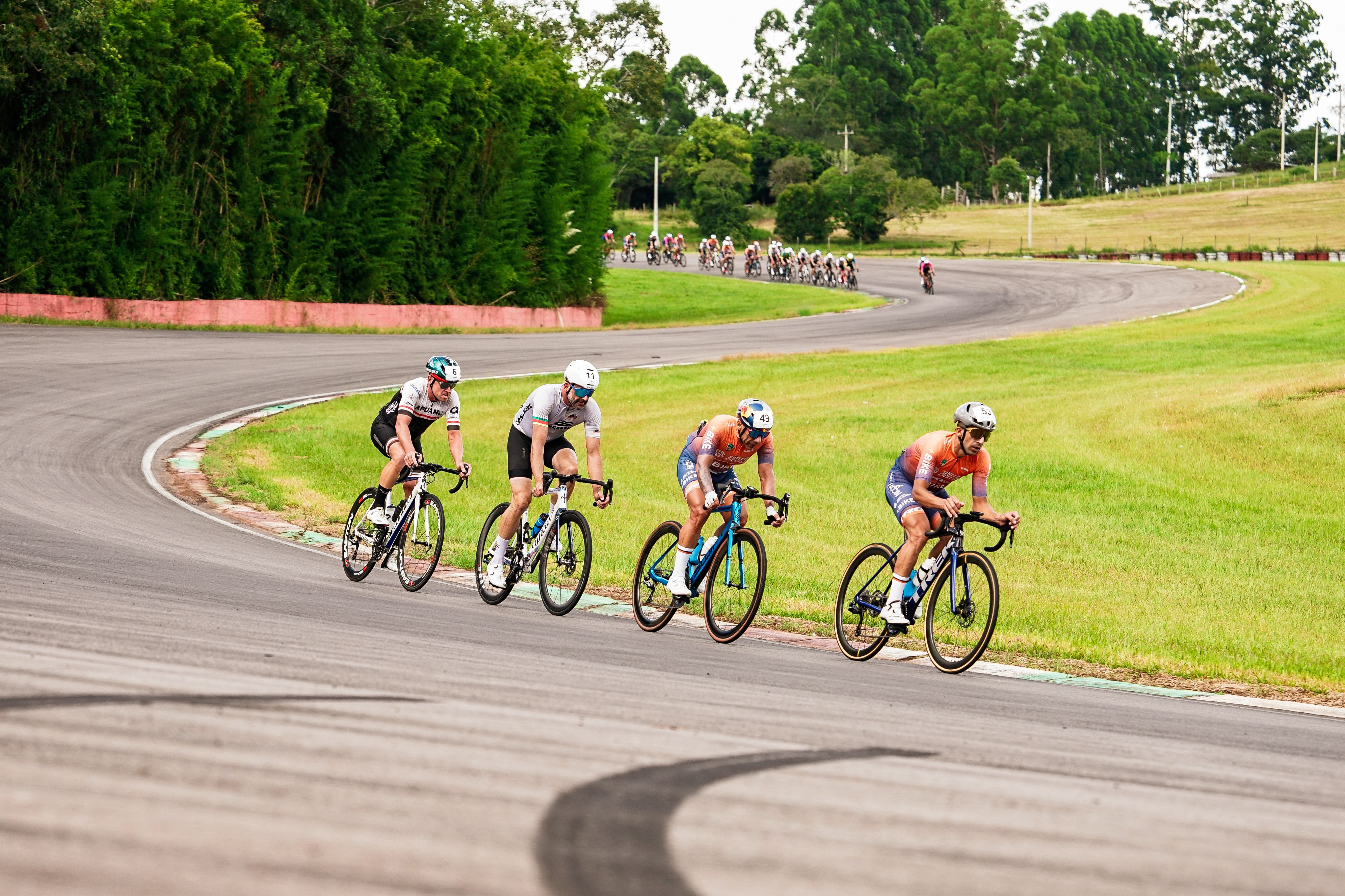 Sobre duas rodas rumo ao ouro: o ciclismo de pista brilha em Glasgow 2026