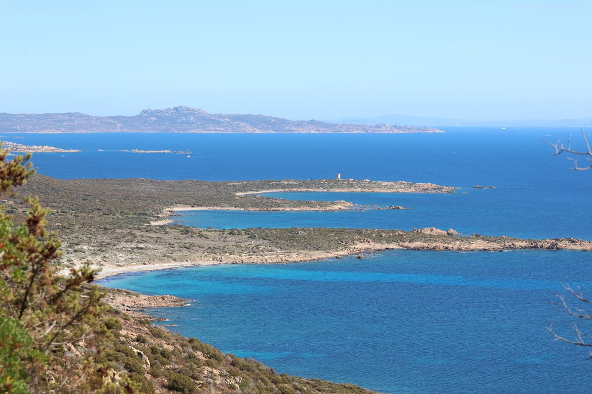 Belvedere peste limbi de granit si golfuri turcoaz in Sardinia