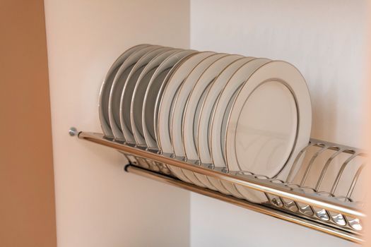Rak piring stainless hotel untuk efisiensi ruang dapur