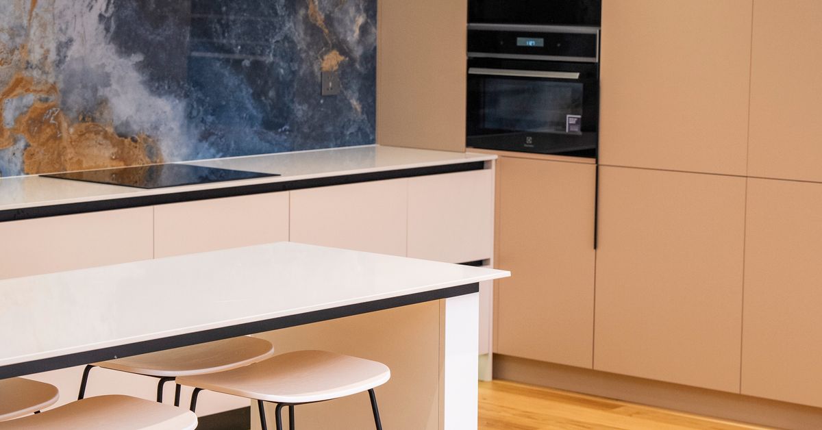 Bancada com banquetas Cozinha contemporânea com bancada, backsplash de mármore e banquetas
