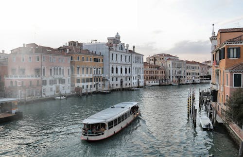 Vía Fluvial De Venecia Con Edificios Antiguos Y Ferry