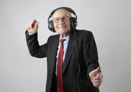 Anciano Alegre Escuchando Música En Auriculares