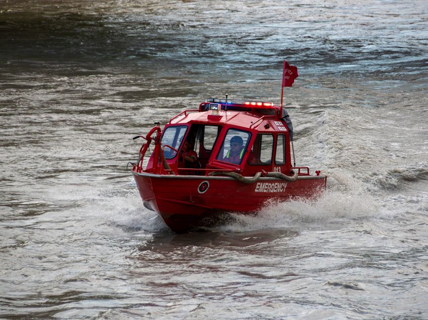Ottawa Firefighters Rescue Stranded Paddleboarders at Deschênes Rapids