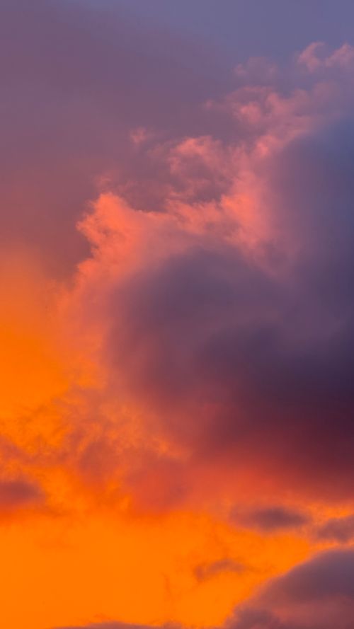 Free Stunning colorful sunset with dramatic cloud formations and vivid hues. Stock Photo