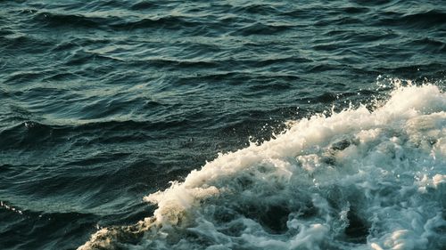 Free Capture of ocean waves crashing, showcasing the dynamic motion and serenity of the sea. Stock Photo