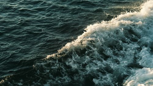Free Close-up view of ocean waves crashing, showcasing dynamic motion and natural beauty. Stock Photo