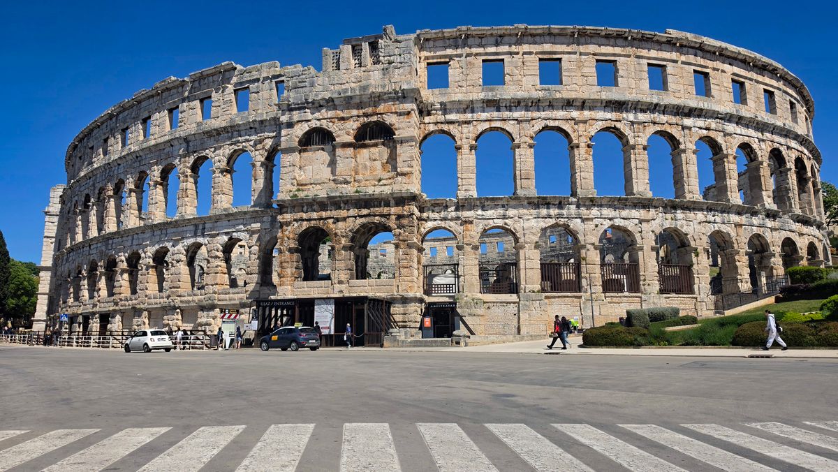 Arena din Pula, amfiteatrul roman din Istria, sub cer senin