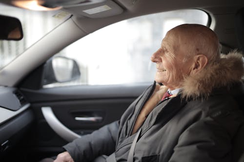 Hombre Mayor Sonriente En Coche Moderno