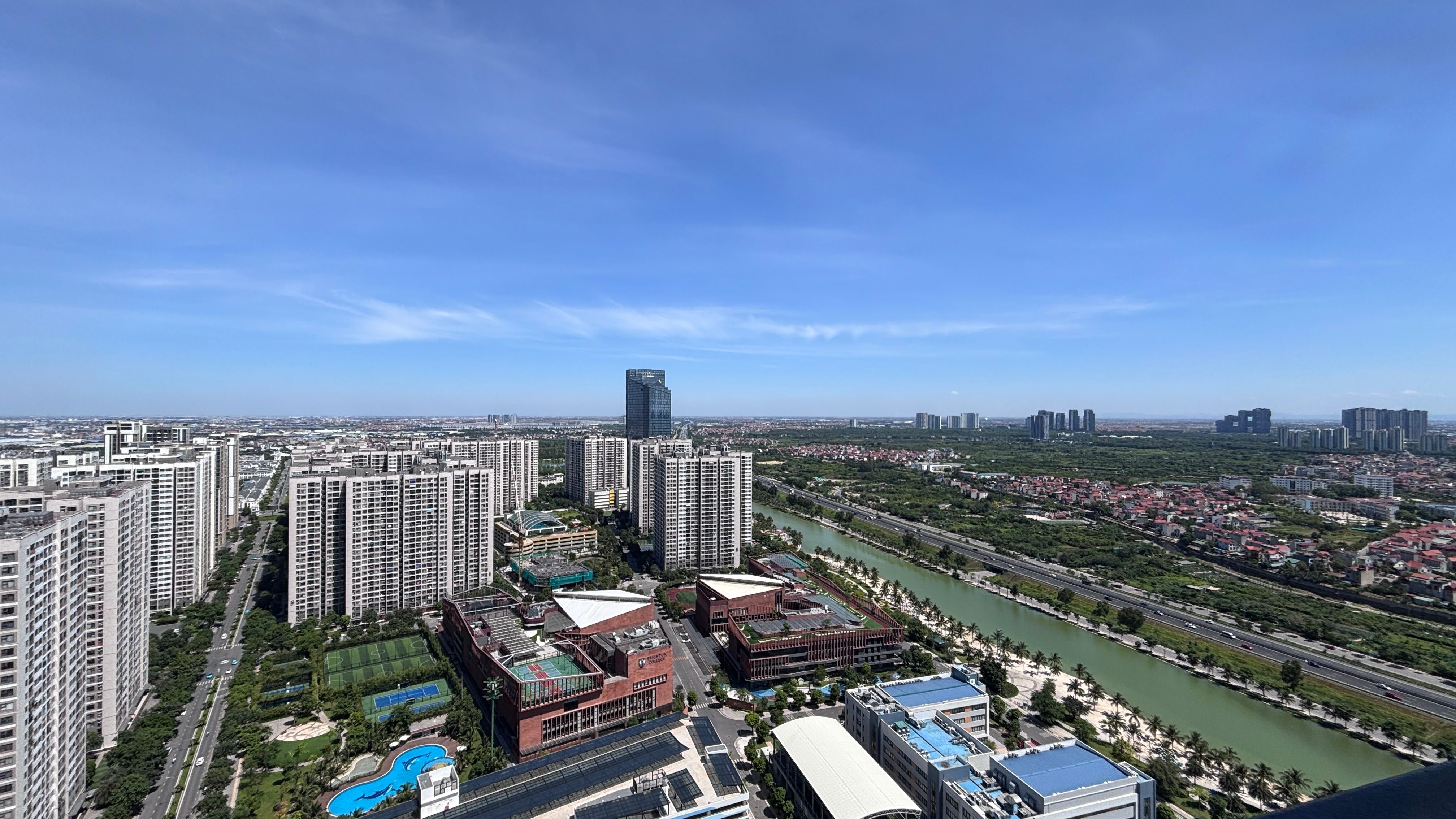 Khu đất ngoại ô bị phong tỏa với chuồng gà, biển cảnh báo và hồ sơ điều tra trên bàn