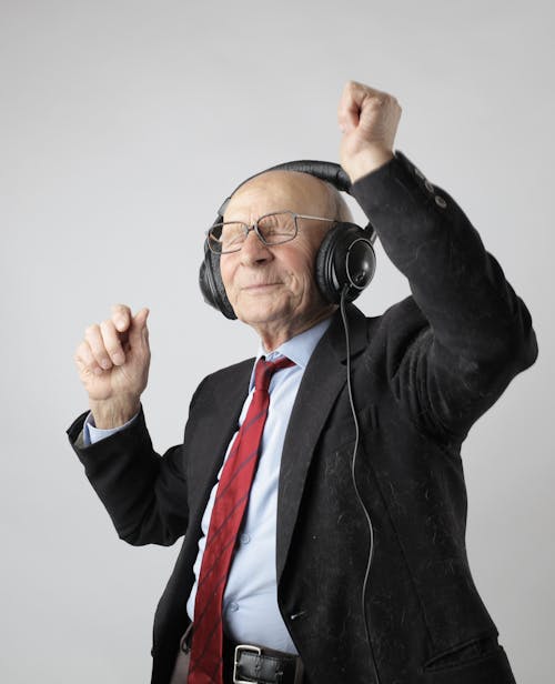 Man In Zwarte Jas Met Zwarte Koptelefoon