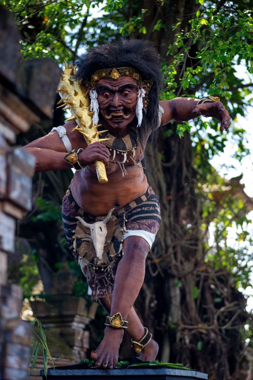 Free A striking Balinese statue in a vibrant outdoor garden setting, showcasing cultural artistry. Stock Photo