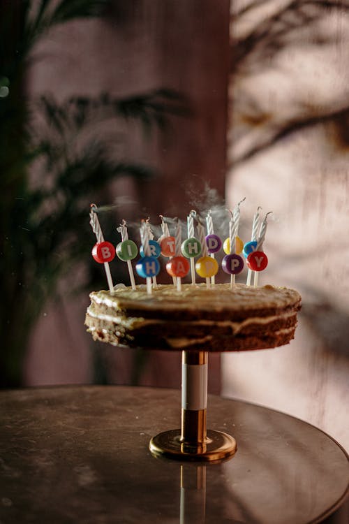 Torta Marrone Con Glassa Bianca E Candele Rosse In Cima