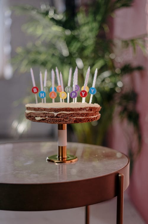 Bruine En Witte Cupcake Met Witte En Blauwe Hagelslag Op Bruine Houten Ronde Tafel