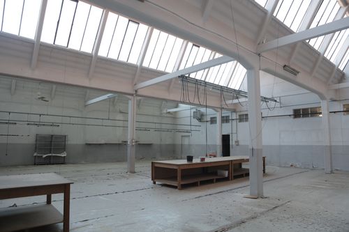 Free Bright premise for storage with concrete floor and metal beams inside modern industrial building Stock Photo