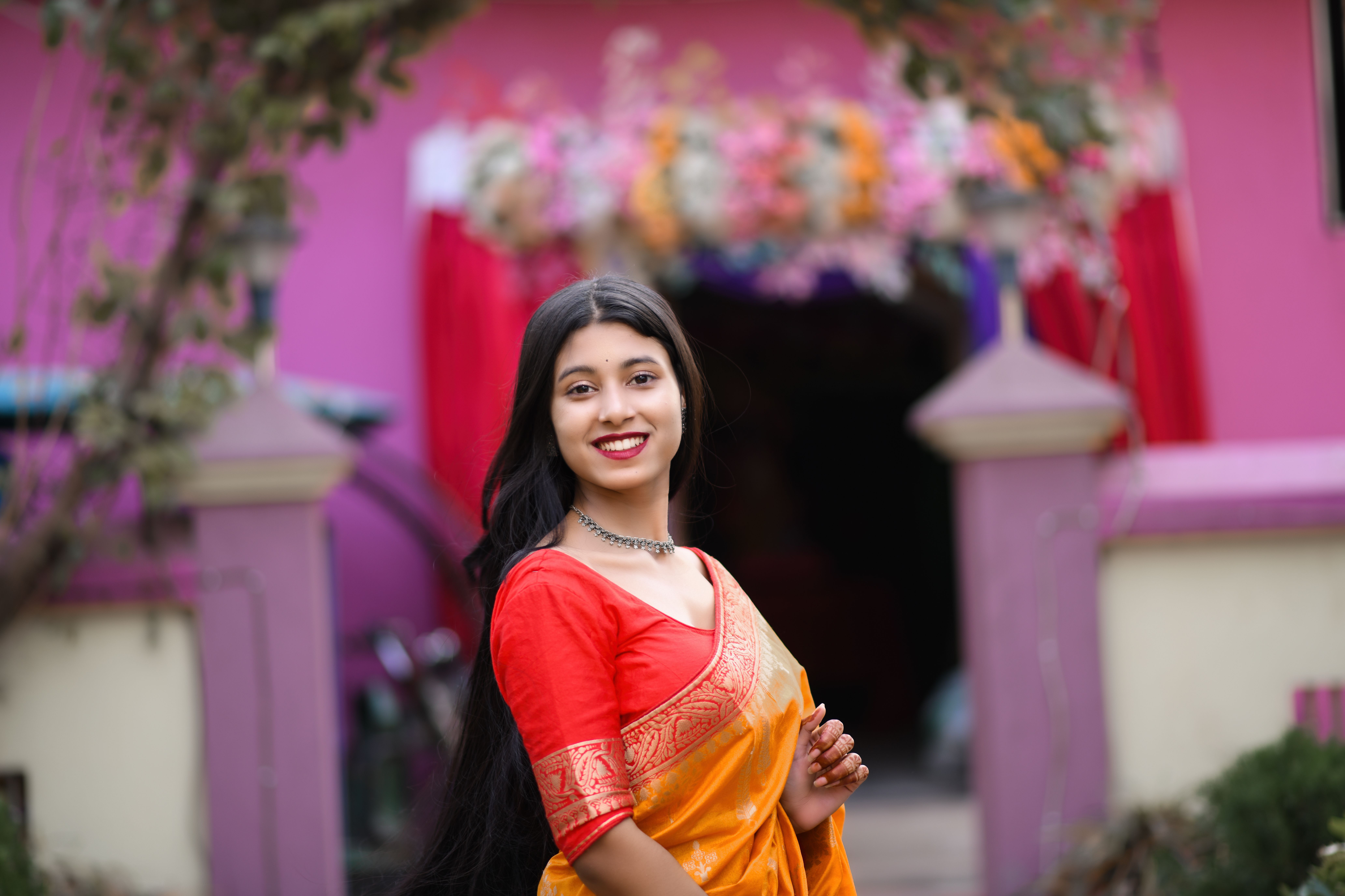 নাটকের সেটে অভিনয়শিল্পীর ছবি