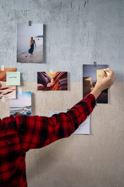 Free Person In Red And Black Plaid Long Sleeve Shirt Holding A Sticky Note Stock Photo