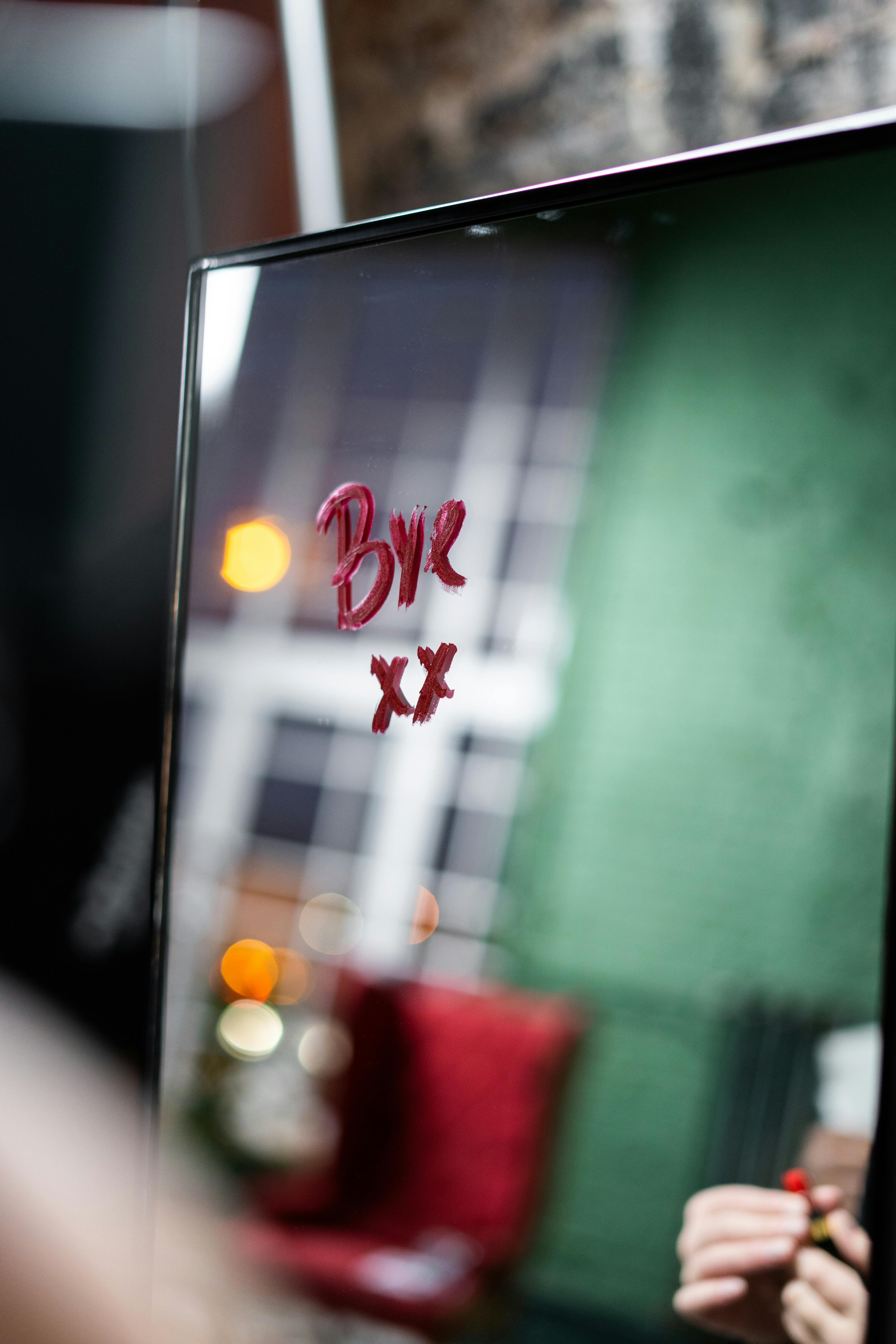 镜子上用红色唇膏写下的信息，引发了阴谋与反思