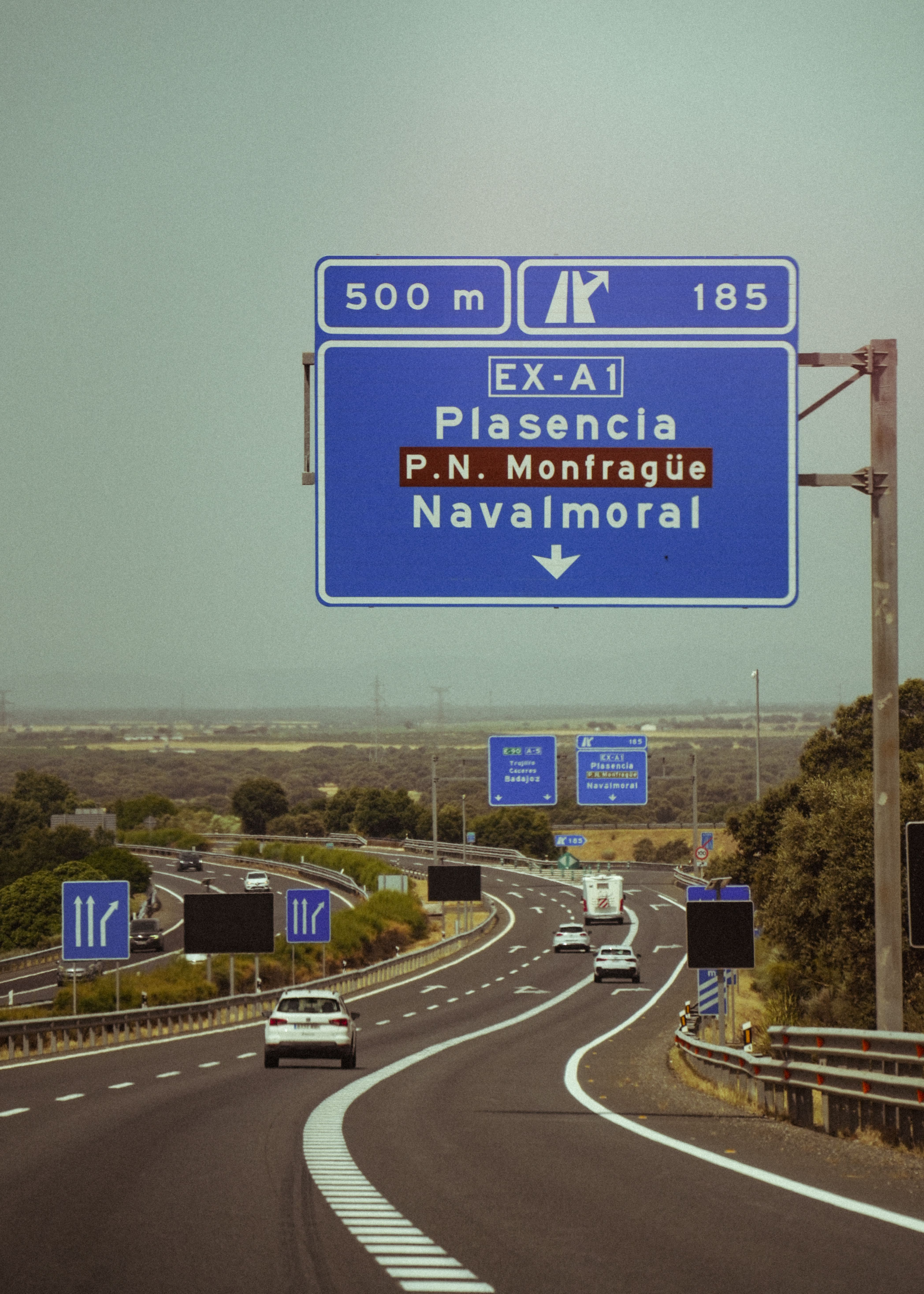 Highway view with signage directing to Plasencia, P.N. Monfragüe, and Navalmoral on EX-A1.