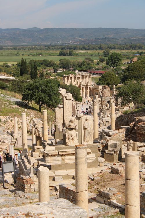 Free Explore the historic ruins of Ephesus, an ancient city in Turkey, featuring iconic columns and structures. Stock Photo