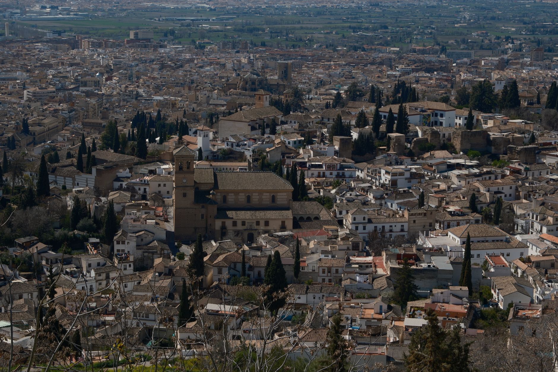 Los tejados blancos del Albaicín granadino, con la vega al fondo