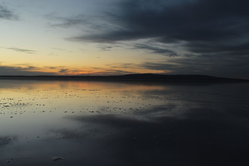 Atardecer sobre el lago salado de Tuz Gölü, Turquía