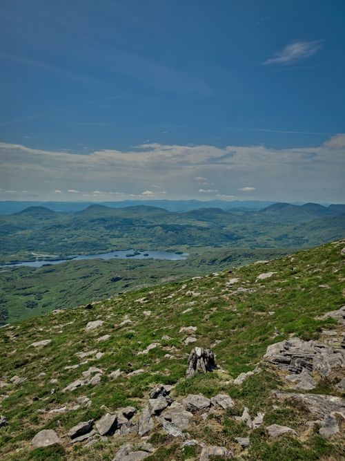 Free Discover the stunning landscape of the Irish Highlands with rolling hills, lakes, and expansive skies. Stock Photo